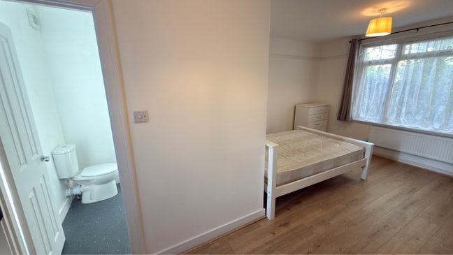 Spacious Double Room En-suite off Feltham High St Main Photo