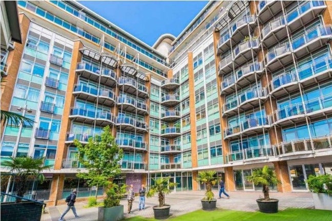 En-Suite Room in 2-bed flat-Heart of E15 Stratford Main Photo