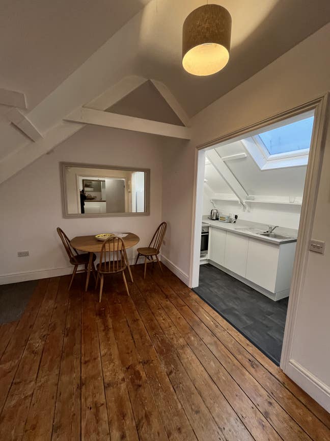 Lovely new 2 bed flat Main Photo