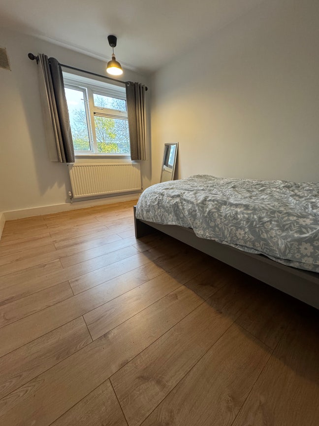 Double Room located 3 minutes to Woodford station Main Photo