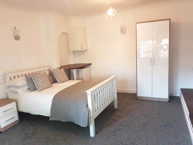 ** Large Luxury Double Room - All Bills Included! Main Photo