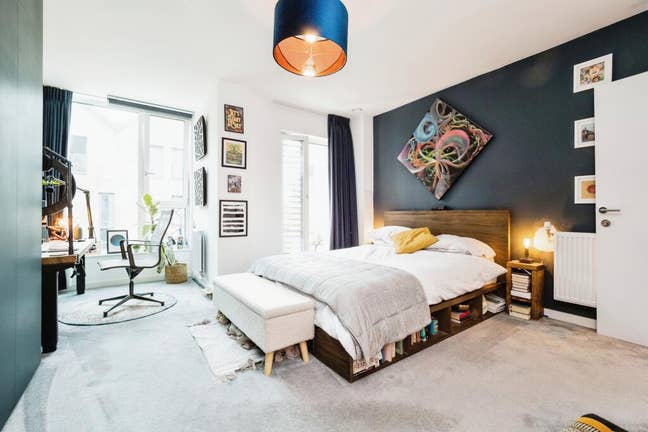 Large En-Suite in Modern Complex - All Bills Inc.  Main Photo