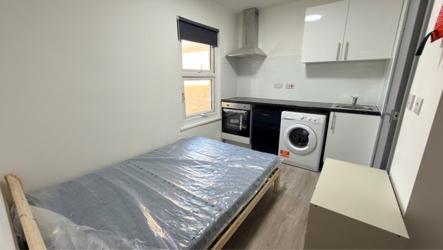 Studios & En-suite Rooms - Near Bath Road Slough Main Photo
