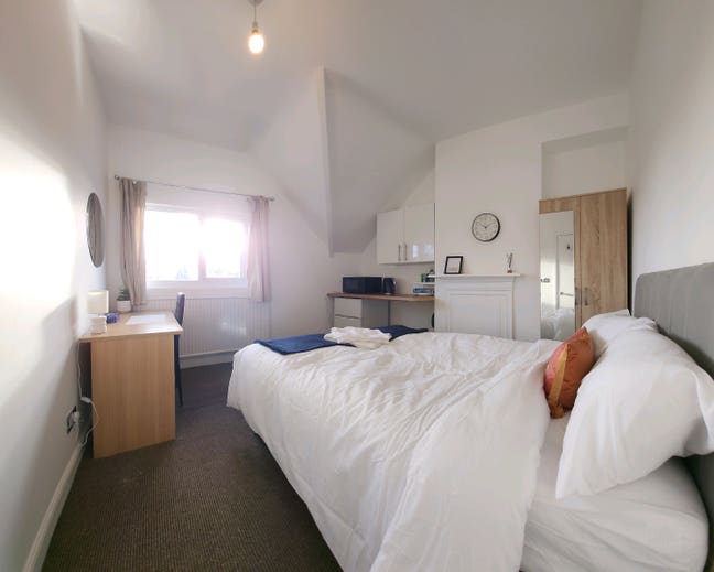 Luxury living. Private parking, Fully furnished Main Photo