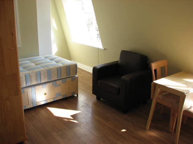 Single bedsit available in West Kensington Main Photo