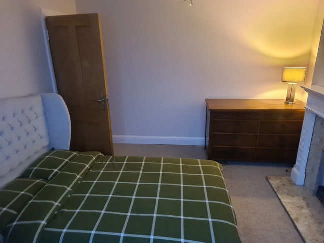 Large Double Room in Quite Home. -  Near Tube/Bus Main Photo