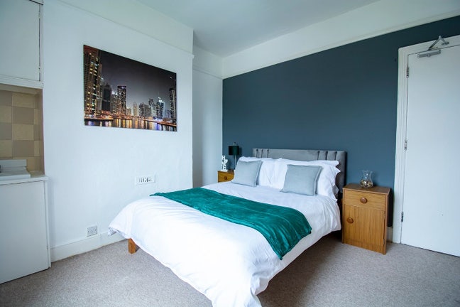 Double Room with Driveway, Bills Included. No Dep Main Photo