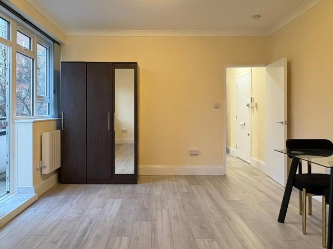 Presenting a refurbished studio flat to rent  Main Photo