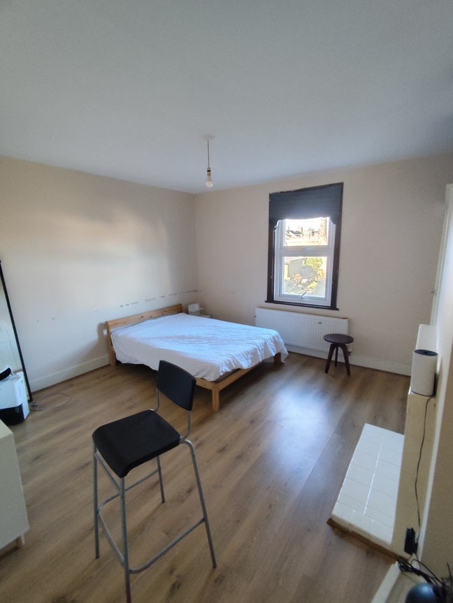 Looking for a flatmate for 2 bed flat Main Photo