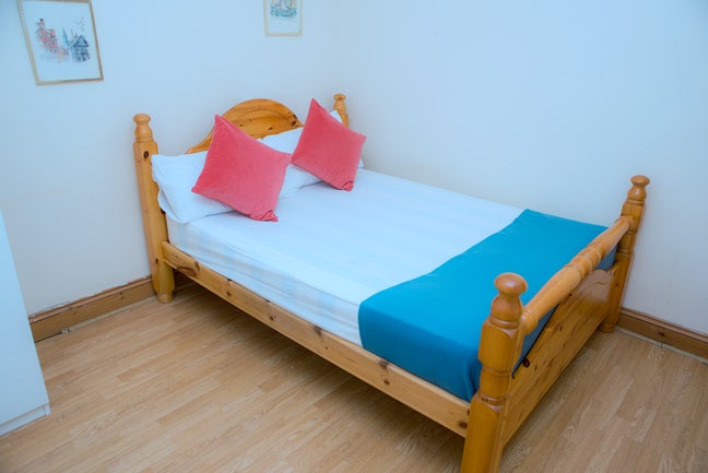 Spacious double room in N17 (72 st Margaret) Main Photo