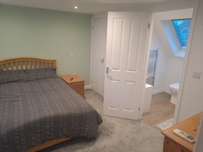Large double En-suite room to let Main Photo