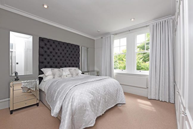 Big Top Floor Flat 2 mins from Tube Main Photo