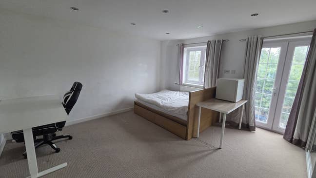 16sqm Spacious and Bright Double Room Main Photo