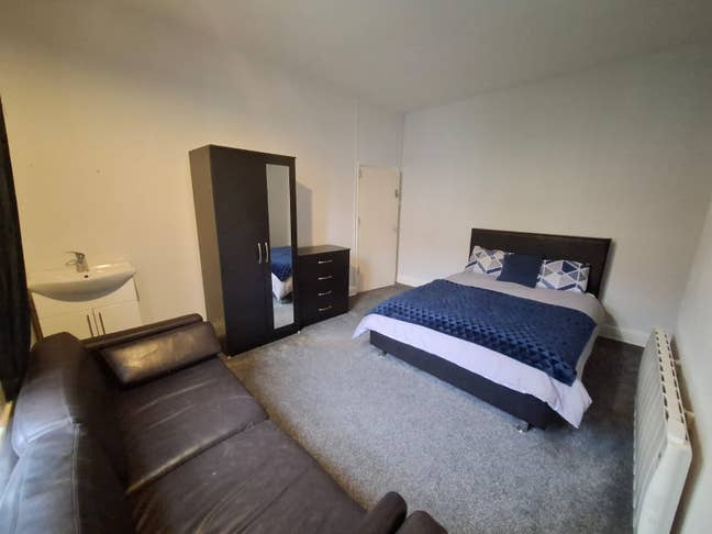 Large Double Room Available Now Main Photo