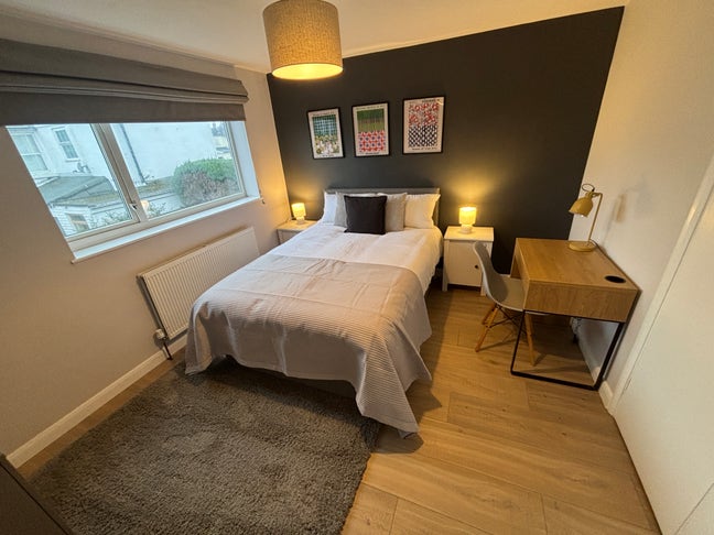 Six En-suite Rooms Available in Stunning House Main Photo