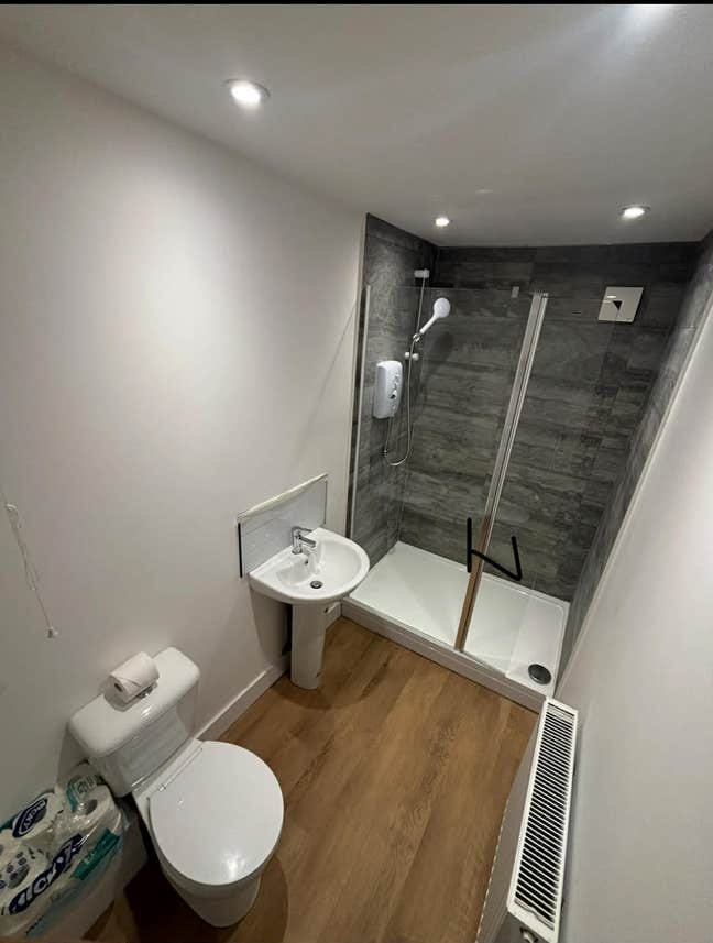 Double Rooms in Wrexham Town Centre Main Photo