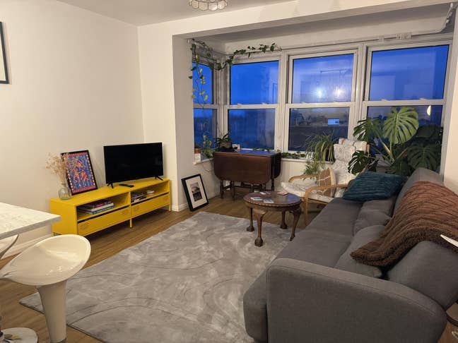 Double room available in lovely flat with sea view Main Photo