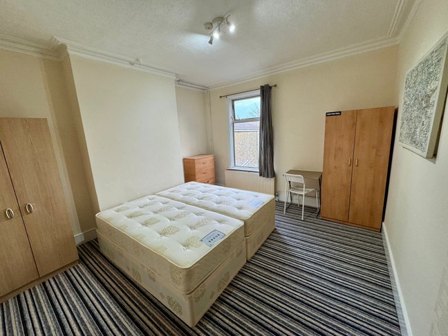 Double Room + Parking, E11 1DQ, Bills included Main Photo