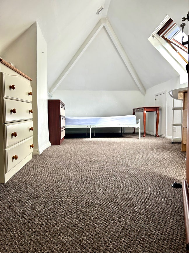 ✅Quiet Attic  Rm+ Sink ✅Bills Inc✅Near Uni✅Parking Main Photo