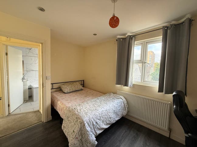 Ready to move+inc all biils+Garden@ Mile End Main Photo