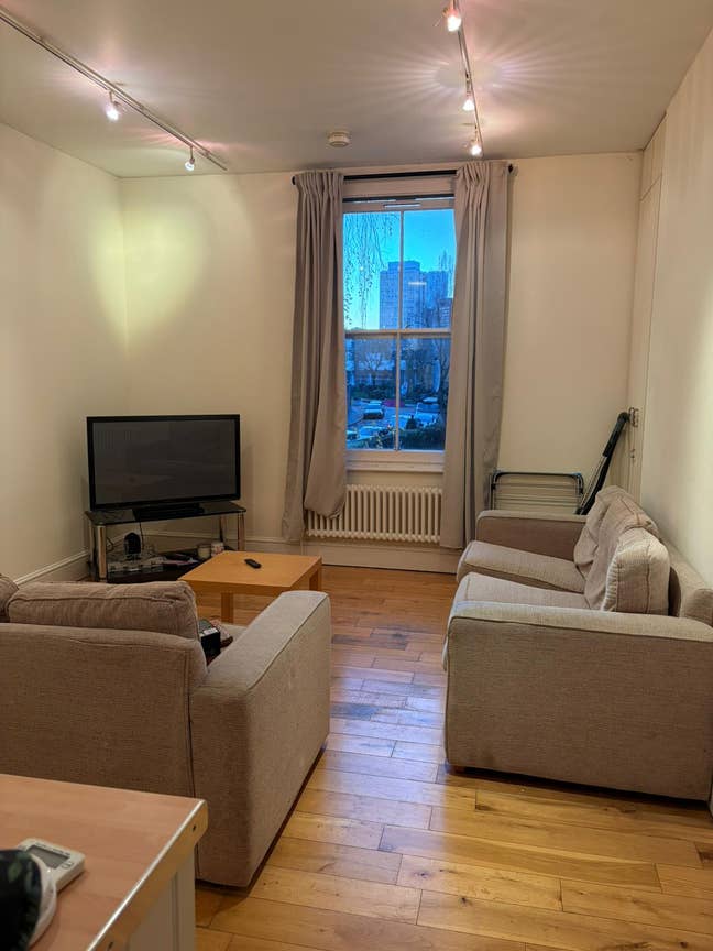 A rustic double bed room in central London Main Photo