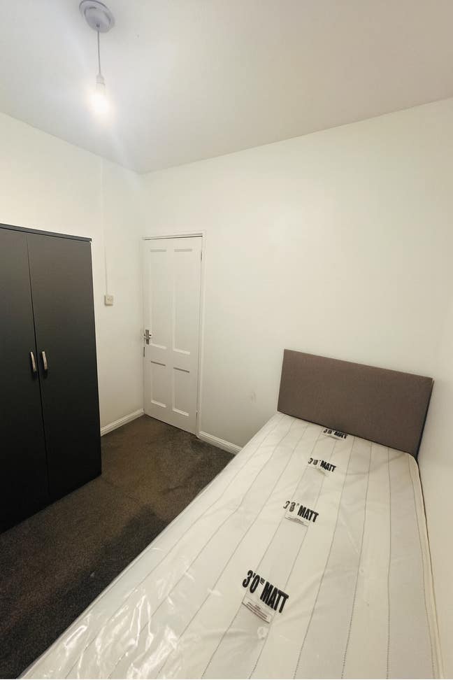 Modern Single room available-RM9 6NL Main Photo
