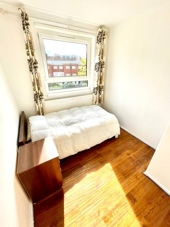 Good Size Single Room & Very Large Double Room Main Photo