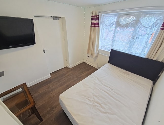 Double Room in a well maintained house  Main Photo