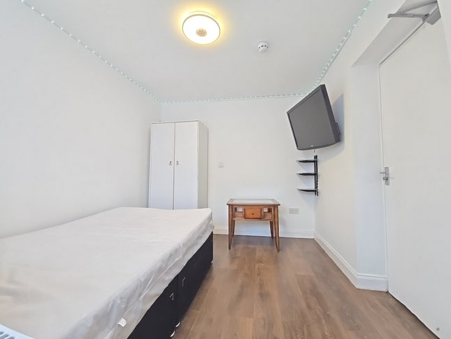 Double Room in a well maintained house  Main Photo