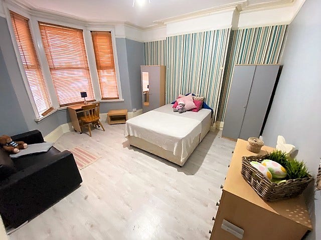 Dbl room in Prof Houseshare Main Photo