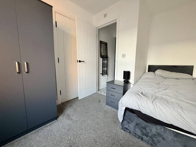 En-Suite Rooms All Bills Included & Furnished!! Main Photo