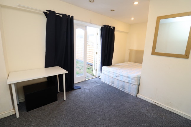 Super Offer! Massive Room with Private Garden Main Photo