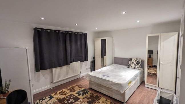 Spacious Ensuite Room with own Kitchen & Parking Main Photo