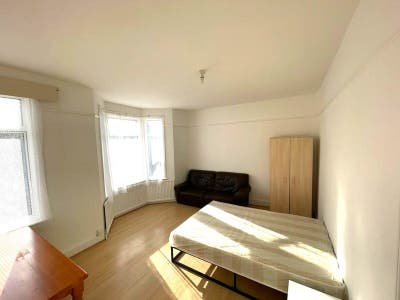 Perfectly located just minutes from Leyton  Main Photo