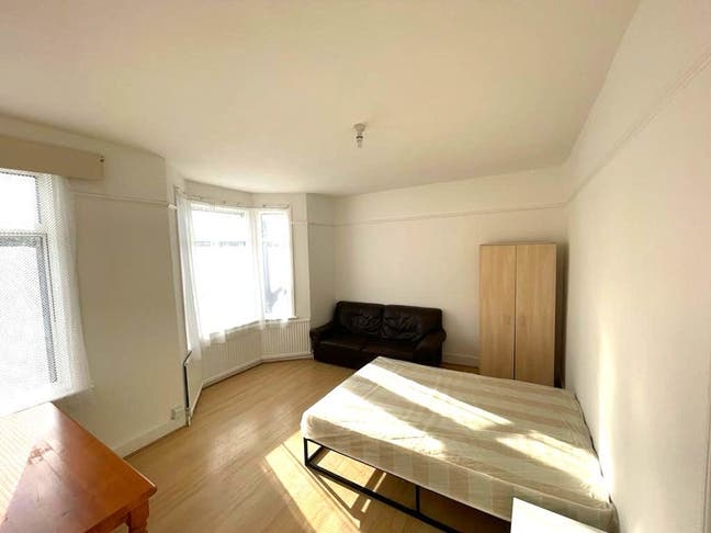 Perfectly located just minutes from Leyton  Main Photo