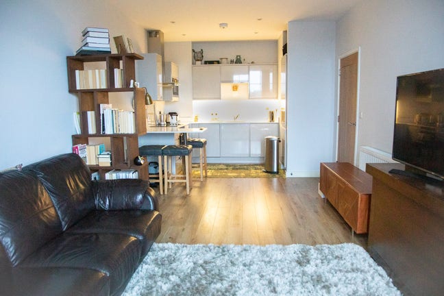 Spacious 1-bedroom flat to rent Main Photo