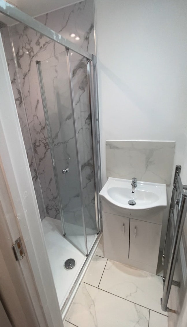 Newly refurbed, near station, bills included  Main Photo