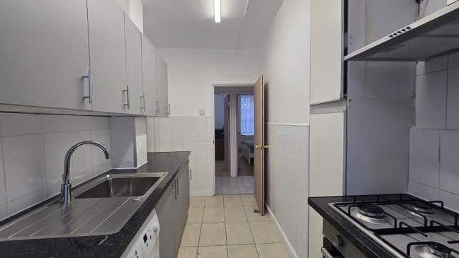 4 Room in a Newly Refurbished Property - E1 Main Photo