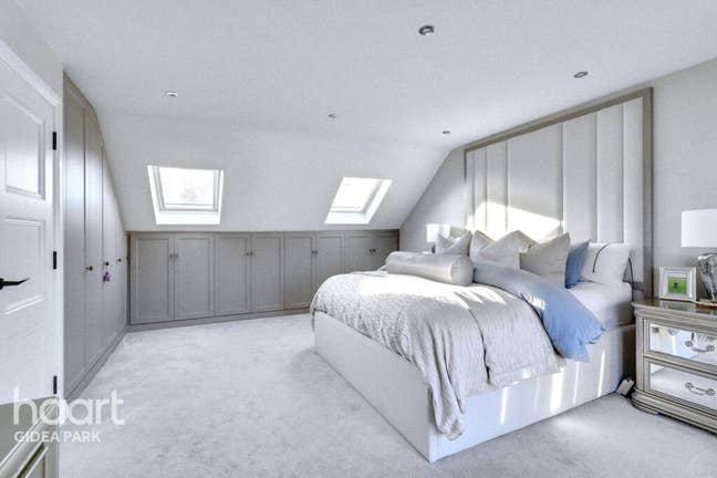 En-suit room in lovely family home Main Photo