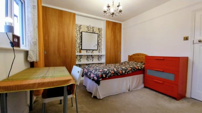 Bright & Quiet ~ Double Bedroom~ SE25 Main Photo