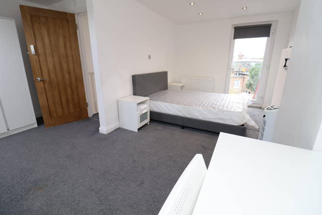 Ensuite Double Room Available - Steps to Transport Main Photo