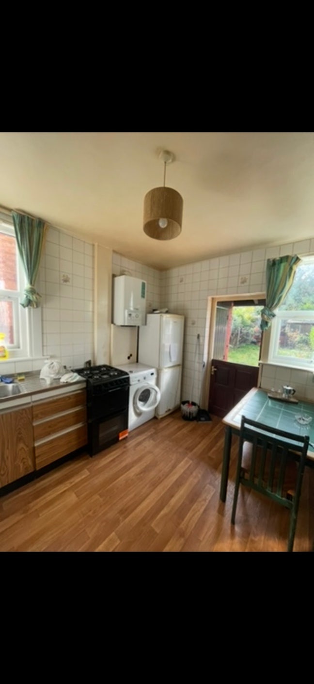 Large Double Room – Short Let Only Manor House  Main Photo