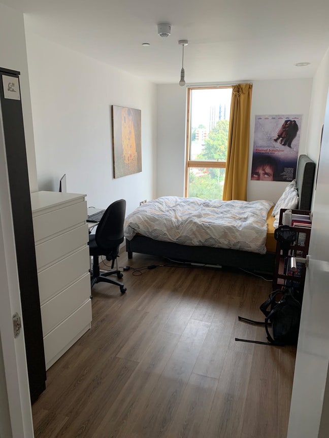 Double room + own bathroom in friendly 2-bed Main Photo