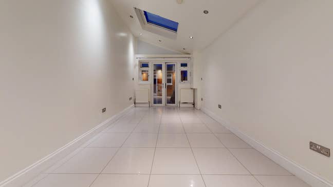 8 Farewell Place, Mitcham, CR4 3ET Main Photo