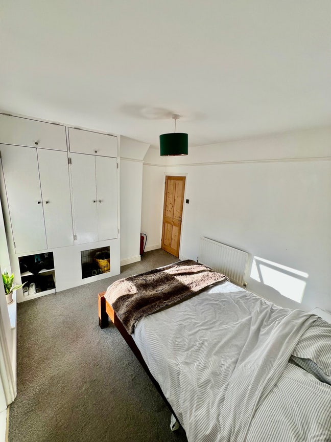 Large Double Ensuite Room + Off-Street Parking Main Photo