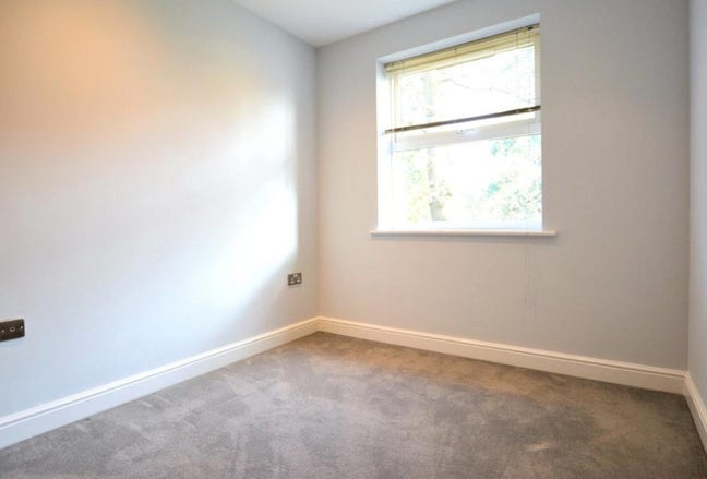 Double Room with own bathroom available Camberley Main Photo