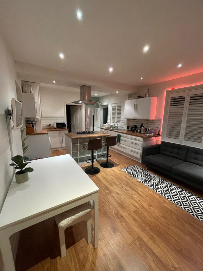 Queen’s Park Cosy Double Room with garden view   Main Photo