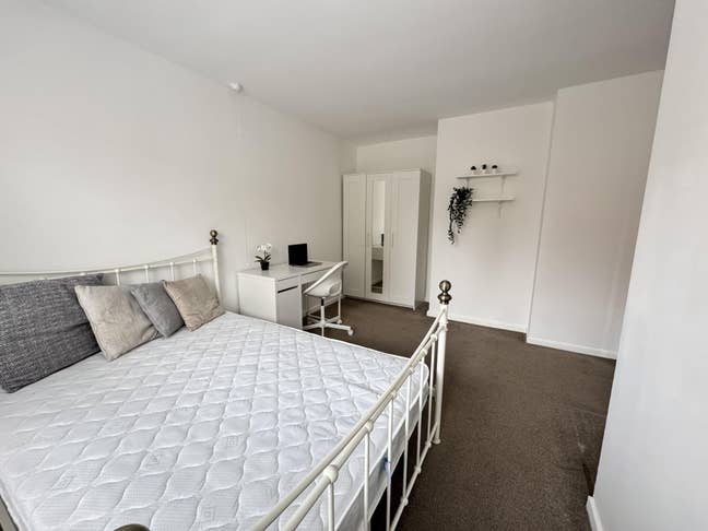 Cosy, Clean rooms in Spacious House Available DE1  Main Photo