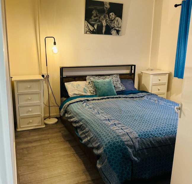 Spacious double bedroom - easy commute to city Main Photo