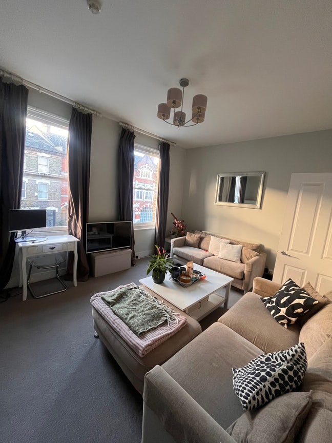 Room available in 3 bedroom flat in Fulham  Main Photo